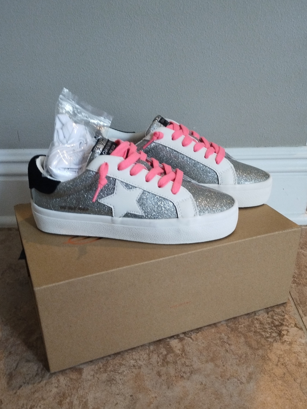 NWB Vintage Havana Silver Glitter Sneakers with Pink Laces Size 5.5